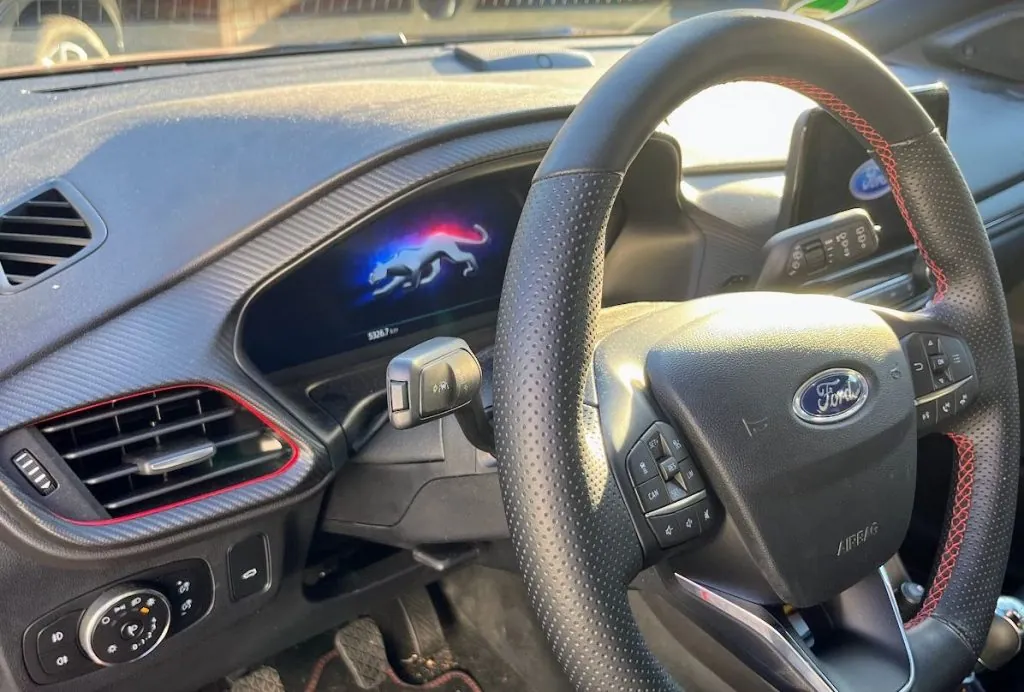 Cockpit eines Fahrschulwagens mit digitalem Tacho und Lenkrad