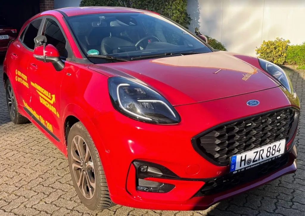 Roter Ford Puma mit Fahrschul-Beschriftung